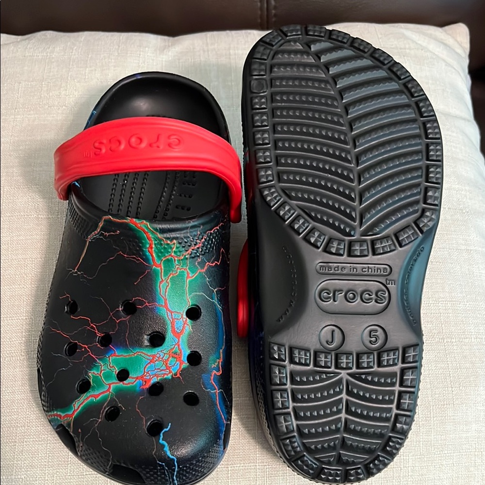 CROCS Black and Red Slippers with Non-Slip Sole and Ventilation